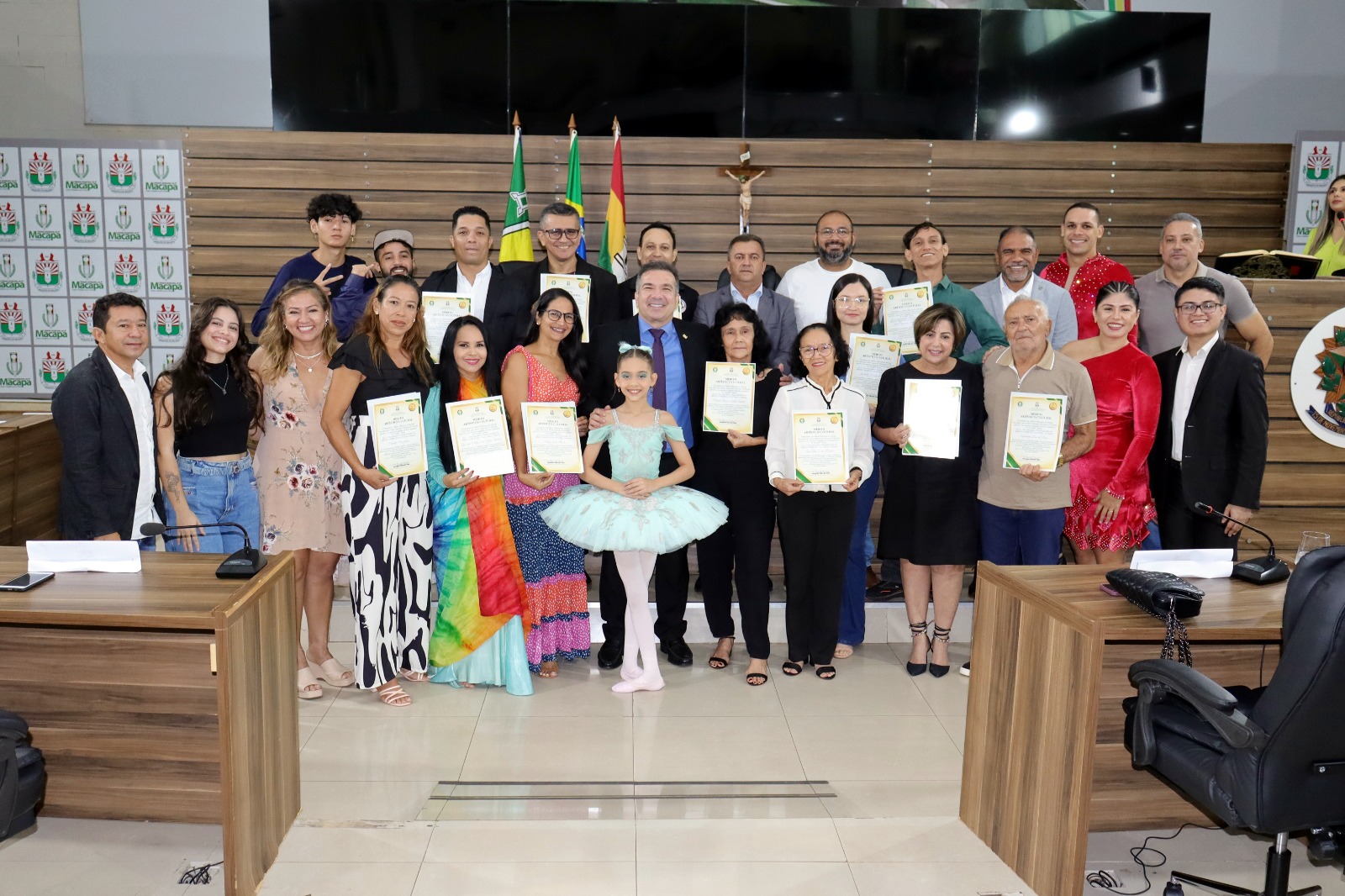 Presidente Marcelo Dias homenageia profissionais da dança durante sessão solene na CMM